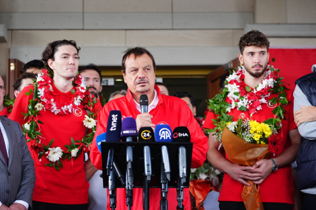 Avrupa ikincisi 12 Dev Adam, yurda döndü