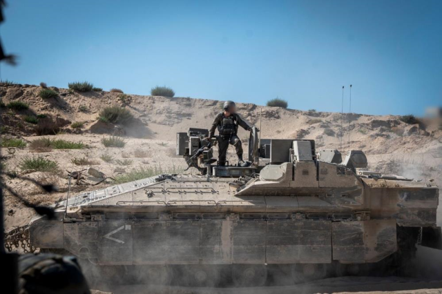 Tank ve zırhlı araçların Gazze içindeki ilerleyişine ait kare