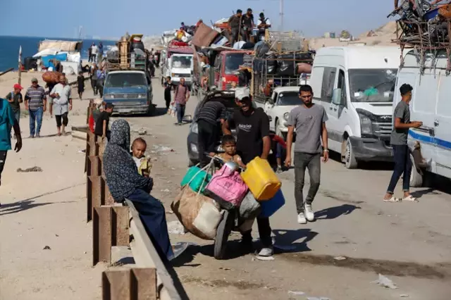 Gazze semalarında patlama sesleri ve yıkım görüntüleri