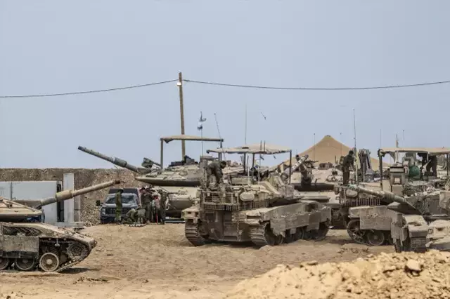 İsrail'in saldırıları aralıksız sürerken, Gazze sınırında İsrail ordusuna ait tank ve zırhlı araç hareketliliği görüntülendi.
