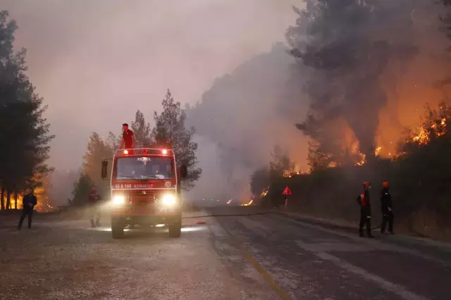 Antalya'da orman yangını; 2 otel tahliye edildi