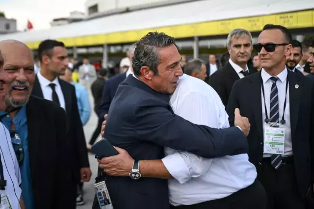Fenerbahçe kongresinde gerginlik! 'Trabzon' sorusu stadı karıştırdı