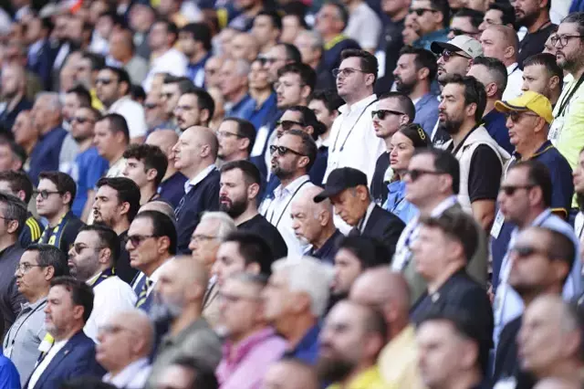 Fenerbahçe kongresinde gerginlik! 'Trabzon' sorusu stadı karıştırdı
