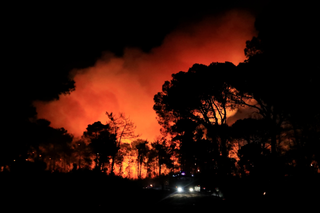 Muğla ve Antalya günlerdir yanıyor! Ekipler ölümden döndü, rüzgar alevleri harlıyor