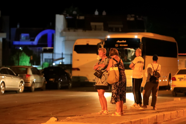 Muğla ve Antalya günlerdir yanıyor! Ekipler ölümden döndü, rüzgar alevleri harlıyor