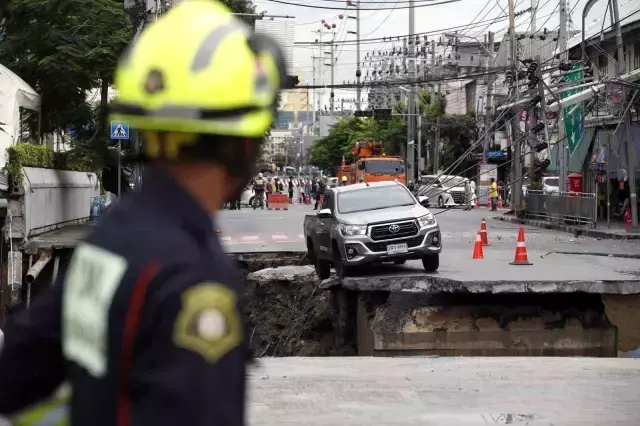 Yol çöktü, kentin göbeğinde 50 metrelik çukur oluştu! Olay anı kamerada