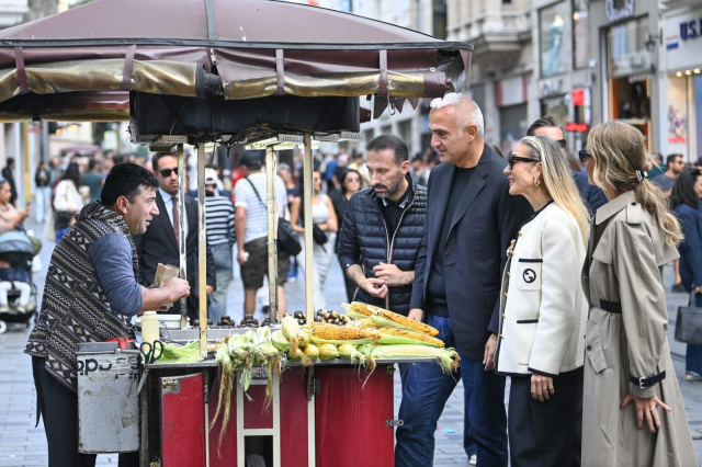 Bakan Ersoy eşiyle Beyoğlu'nda sanat turuna çıktı