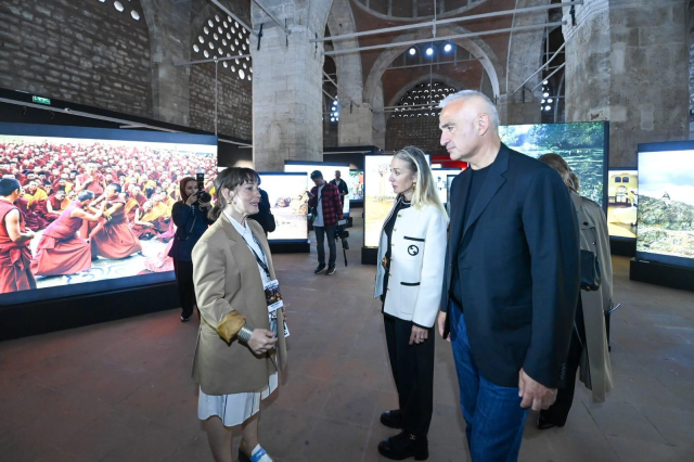 Bakan Ersoy eşiyle Beyoğlu'nda sanat turuna çıktı