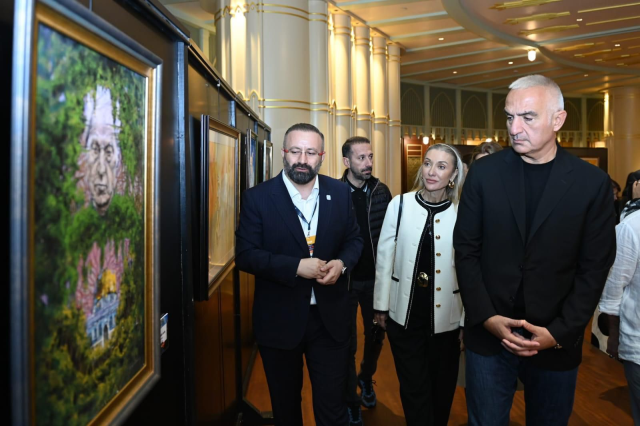 Bakan Ersoy eşiyle Beyoğlu'nda sanat turuna çıktı