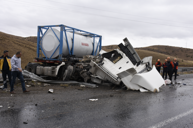Sivas'ta tır ile yolcu otobüsü kafa kafaya çarpıştı! Çok sayıda yaralı var