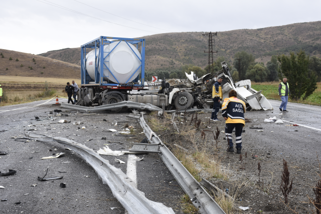Sivas'ta tır ile yolcu otobüsü kafa kafaya çarpıştı! Çok sayıda yaralı var