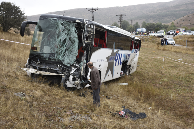 Sivas'ta tır ile yolcu otobüsü kafa kafaya çarpıştı! Çok sayıda yaralı var