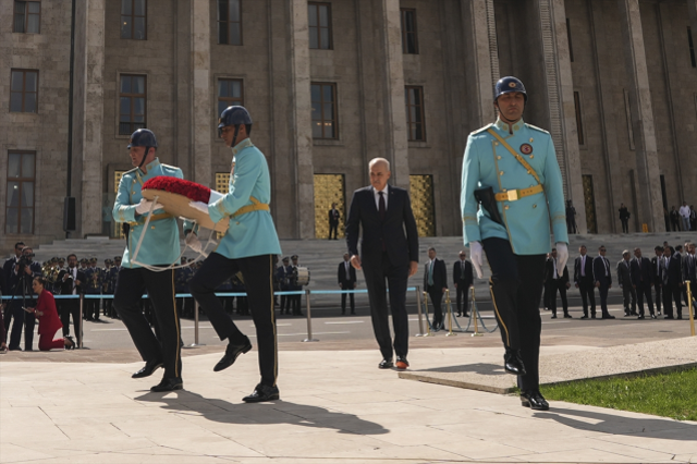 Meclis açılışında DEM Parti ve İYİ Parti, Cumhurbaşkanı Erdoğan'ı ayakta karşıladı