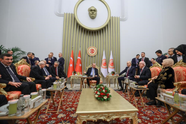 Liderlerin resepsiyonda buluştuğu an