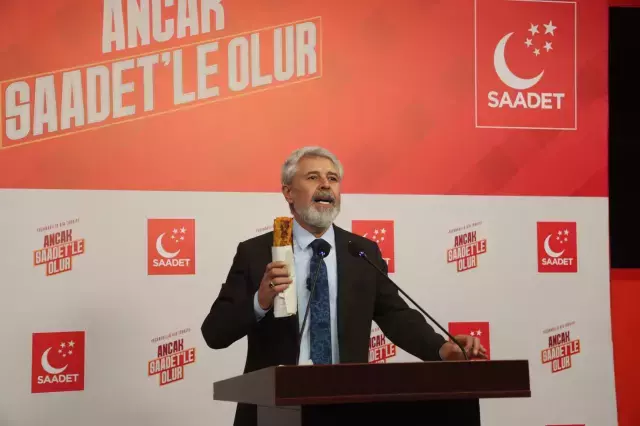 Kürsüye elinde tavuk dürümle çıkan siyasetçi