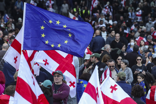 Gürcistan'da yer yerinden oynuyor! Protestocular Cumhurbaşkanlığı Sarayı'nı ele geçirmeye çalıştı