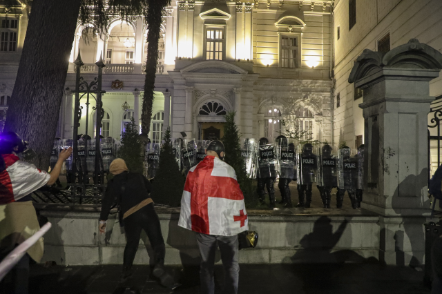 Gürcistan'da yer yerinden oynuyor! Protestocular Cumhurbaşkanlığı Sarayı'nı ele geçirmeye çalıştı