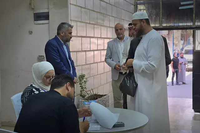 Sandık başında oy kullanan kişiler