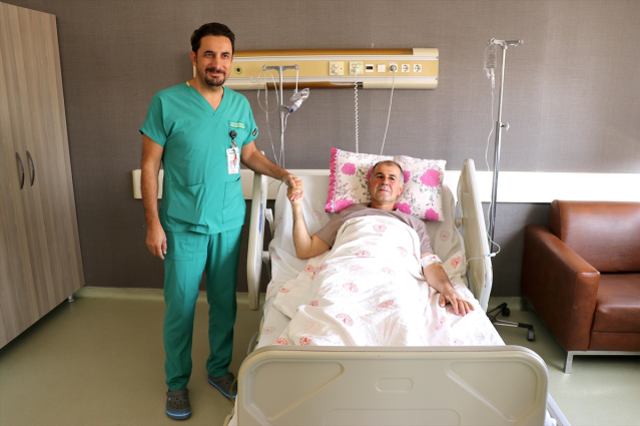 Şişkinlik şikayetiyle hastaneye başvurdu, karnından çıkan şoke etti