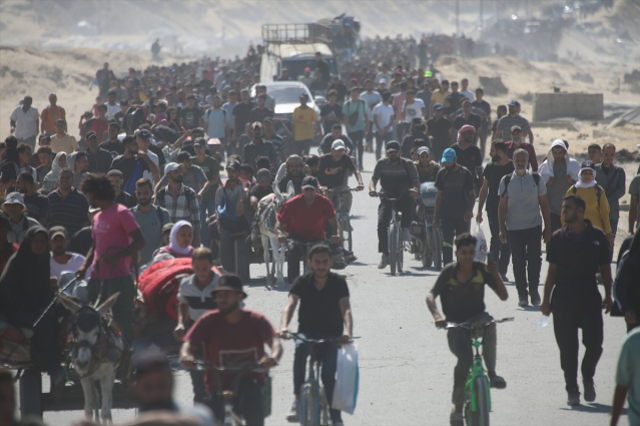Filistinlilerin aylardır beklediği an! Gıda ve meyve yüklü tırlar Gazze Şeridi'ne giriş yaptı