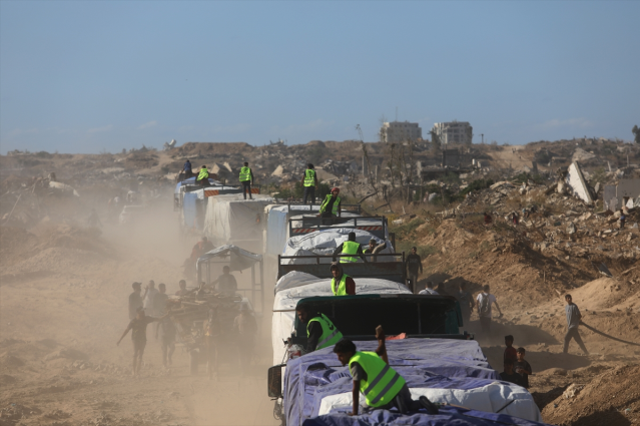 Filistinlilerin aylardır beklediği an! Gıda ve meyve yüklü tırlar Gazze Şeridi'ne giriş yaptı