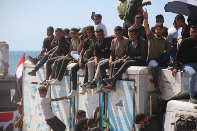 Filistinlilerin aylardır beklediği an! Gıda ve meyve yüklü tırlar Gazze Şeridi'ne giriş yaptı