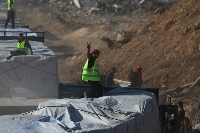 Filistinlilerin aylardır beklediği an! Gıda ve meyve yüklü tırlar Gazze Şeridi'ne giriş yaptı