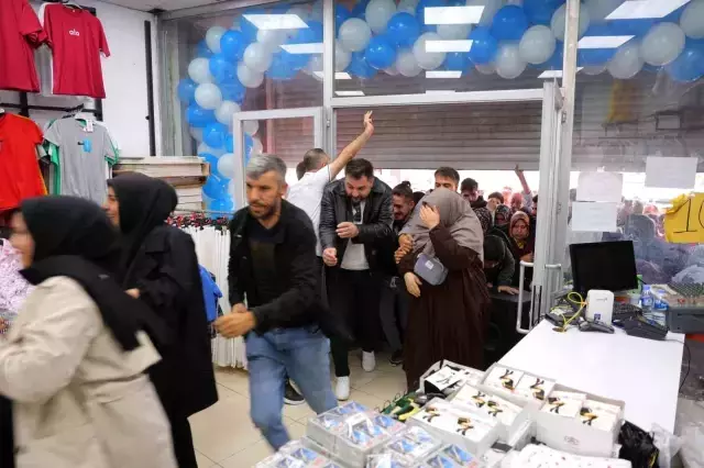 50 TL izdihamı! Birbirlerini ezdiler