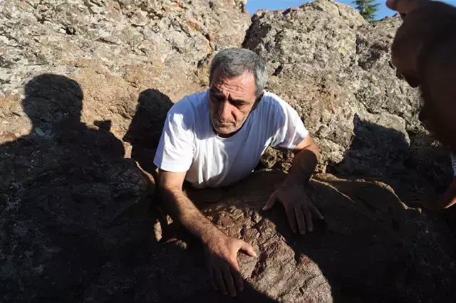 Hacıbektaş Delikli Taş'a sıra oluşmuş ziyaretçiler