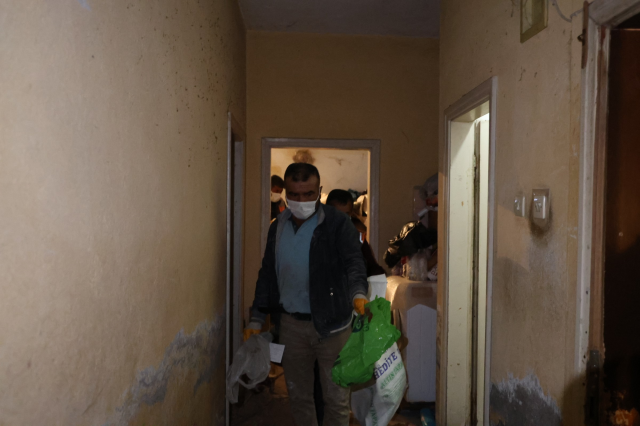 Annesinin cesediyle 1 ay yaşadı