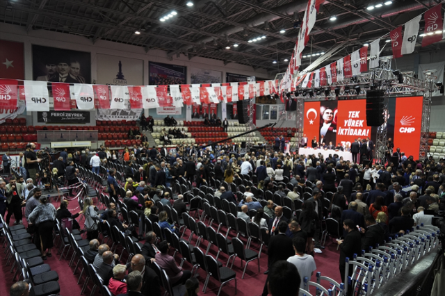 CHP Kongresinde tek aday kürsüde fenalaşıp yere yığıldı