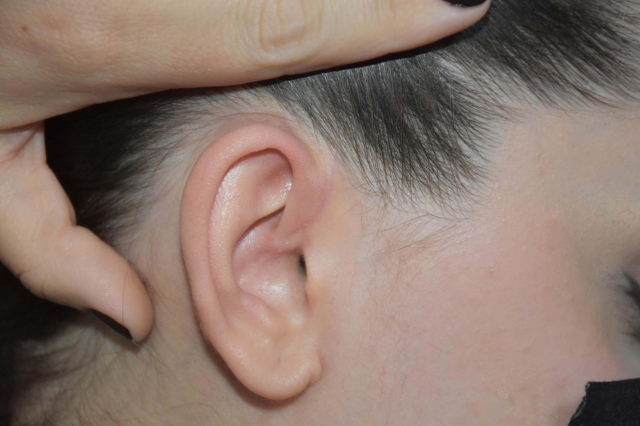 Küçük çocuk, komşu kızına dehşeti yaşattı