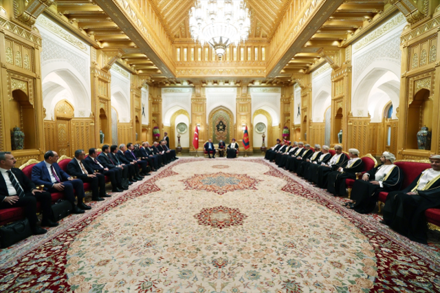 Cumhurbaşkanı Erdoğan'a Umman'da görkemli karşılama! F-16'lar peş peşe havalandı