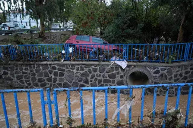 Selin vurduğu Foça'da durum gittikçe kötüleşiyor: Allah yardımcımız olsun