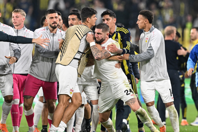 Atılan manşetleri görmeniz lazım! Bütün ülke Fenerbahçe'yi konuşuyor