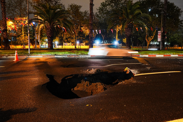 İstanbul'da sağanak nedeniyle yol çöktü, taksi ters döndü