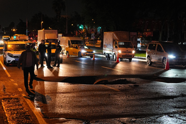 İstanbul'da sağanak nedeniyle yol çöktü, taksi ters döndü