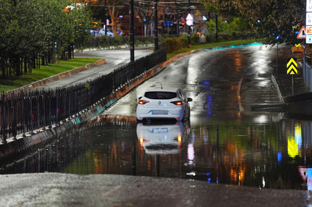 İstanbul'da sağanak sonrası suyla kaplanmış meydan