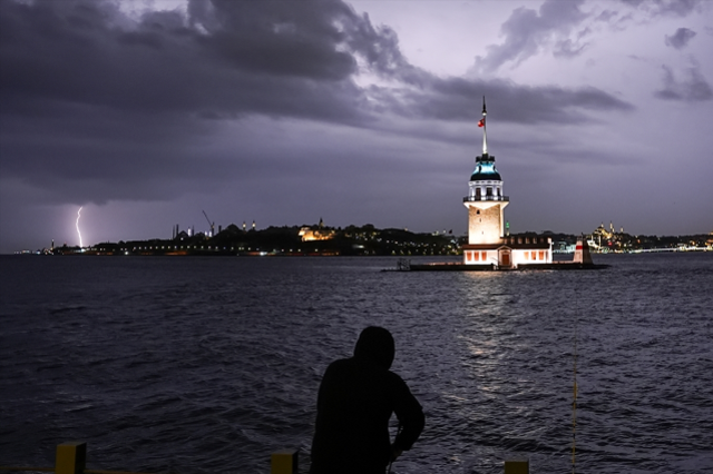Yoğun yağış nedeniyle İstanbul sokaklarında su birikintileri