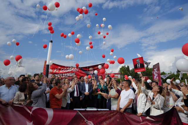 Tutuklu belediye başkanının doğum günü gıyabında kutlandı