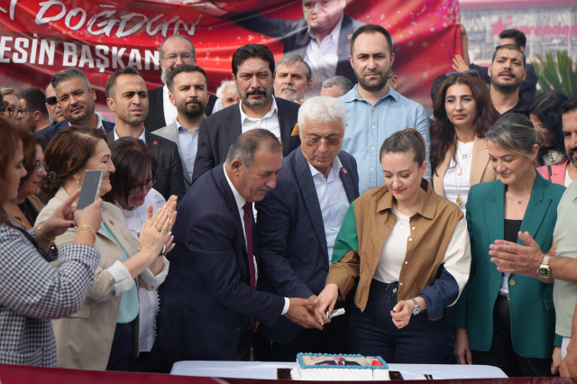 Tutuklu belediye başkanının doğum günü gıyabında kutlandı