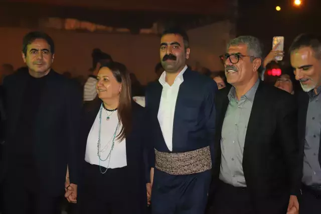 Belediye eş başkanları Koma Amed konserinde halay çekti