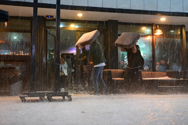 Antalya sokaklarında devrilen reklam panoları ve su birikintileri
