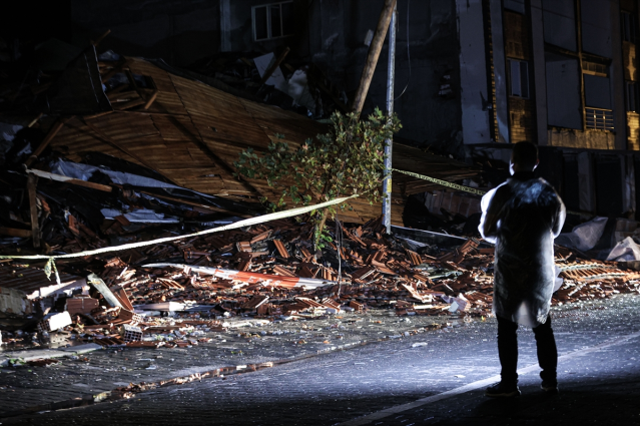 Balıkesir depremindeki yıkım görüntülendi
