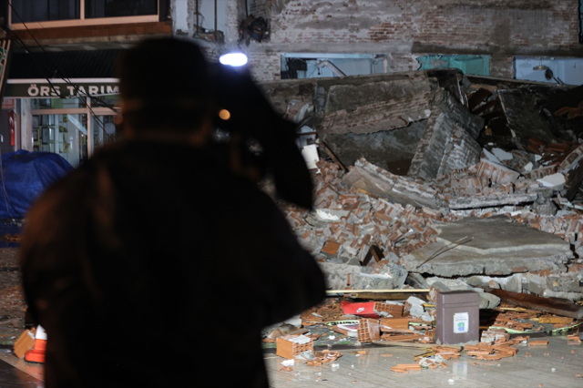 Balıkesir depremindeki yıkım görüntülendi