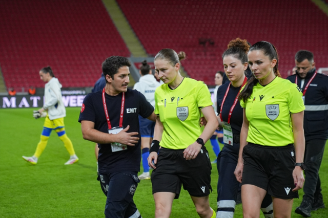 Milli maçta korku dolu anlar! Hakem bir anda yere yığıldı