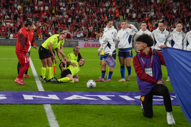 Milli maçta korku dolu anlar! Hakem bir anda yere yığıldı
