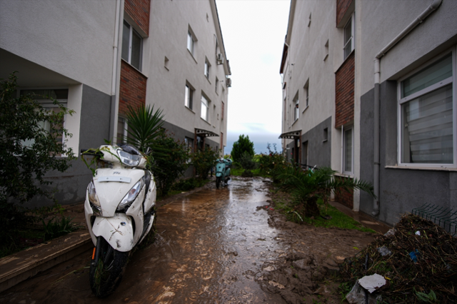 Sağanak sele döndü, vatandaşlar kabusu yaşadı: Her taraf çamur, balçık altında