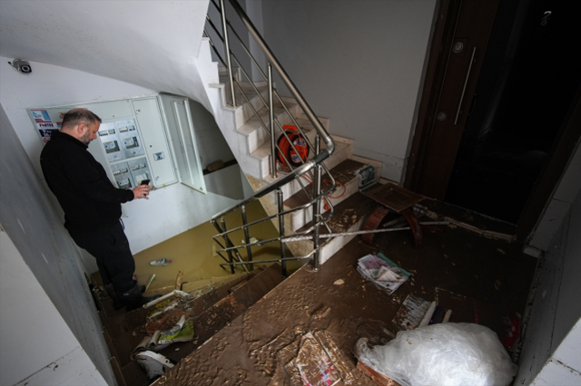 Sağanak sele döndü, vatandaşlar kabusu yaşadı: Her taraf çamur, balçık altında