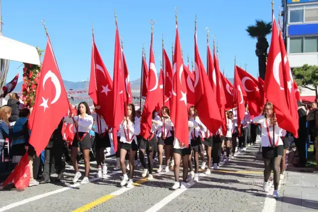 Cumhuriyet coşkusu tüm yurtta! Vatandaşlar, kutlamalara akın etti